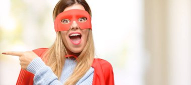 Süper kadın uzak yan parmak ile işaret