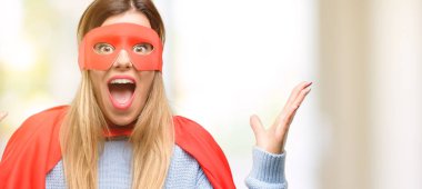 Genç süper kadın mutlu ve ifade wow jest tezahürat