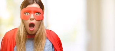 Panik ve korku ifade şokta, genç süper kadın korkuttu