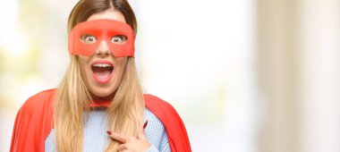 Parmak ile işaret genç süper kadın mutlu ve ifade wow jest, tezahürat