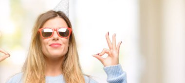 Genç kadın meditasyon ve gevşeme ifade iki elinle ok işareti jest yapıyor doğum günü kutluyor