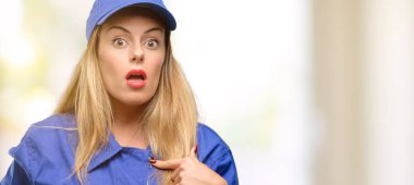 Parmak ile işaret genç tesisatçı kadın mutlu ve ifade wow jest, tezahürat