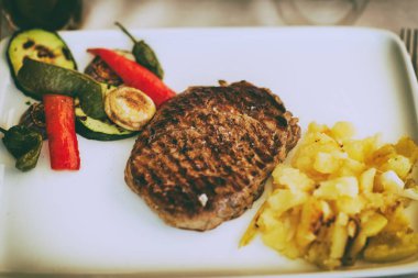 Angus sığır etli patates ve sebze