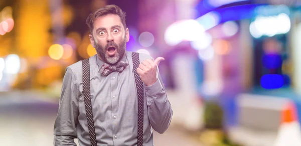 Homem Meia Idade Com Barba Gravata Borboleta Alegre Surpreso Expressando — Fotografia de Stock