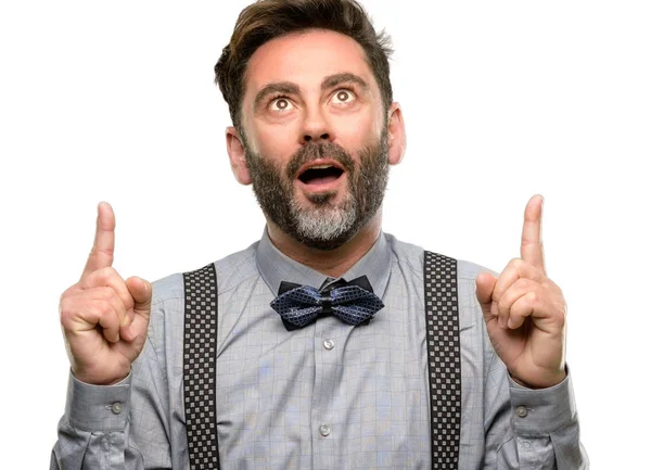 Чоловік Середнього Віку Бородою Краваткою Носовою Краваткою Щасливий Здивований Веселий — стокове фото