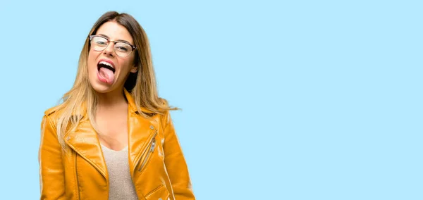 Hermosa Joven Mujer Sacando Lengua Cámara Señal Desobediencia Protesta Falta — Foto de Stock