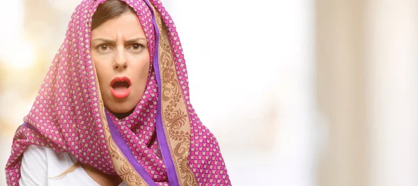 年轻的阿拉伯妇女戴头巾害怕休克 表达恐慌和恐惧 — 图库照片