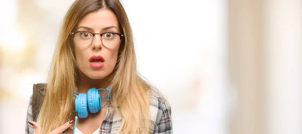 Mujer Estudiante Joven Con Auriculares Mochila Feliz Sorprendido Animando Expresando — Foto de Stock