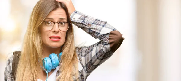 Junge Studentin Mit Kopfhörer Und Rucksack Zweifelt Ausdruck Verwirrt Und — Stockfoto