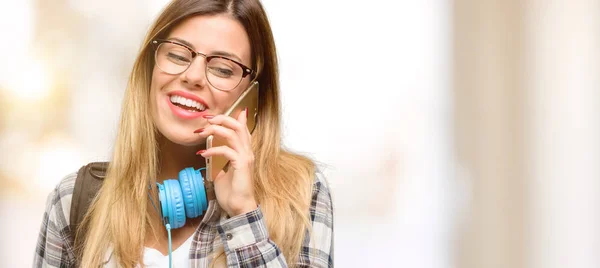 Jonge Student Vrouw Met Hoofdtelefoon Rugzak Gelukkig Praten Gsm Smartphone — Stockfoto