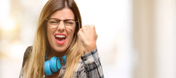 Mujer Estudiante Joven Con Auriculares Mochila Irritado Enojado Expresando Emoción — Foto de Stock