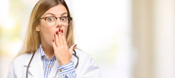 Unga Läkare Kvinna Medicinsk Professionell Täcker Munnen Chock Ser Blyg — Stockfoto