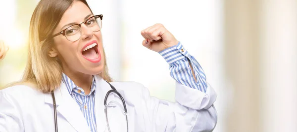 Młody Lekarz Kobieta Medyczne Szczęśliwy Podekscytowany Świętuje Zwycięstwo Wyrażając Wielki — Zdjęcie stockowe