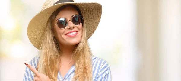 Jovem Mulher Usando Óculos Sol Chapéu Verão Apontando Para Lado — Fotografia de Stock