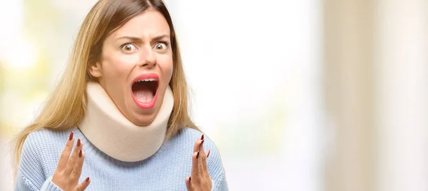 若い首ブレース首輪ストレス維持手のパニックで恐怖の頭の上を身に着けている女性を負傷した叫び — ストック写真