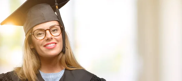 Ung Kvinna University Graduate Student Självsäker Och Glad Med Ett — Stockfoto
