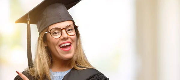 Joven Estudiante Universitaria Graduada Apuntando Hacia Lado Con Dedo — Foto de Stock