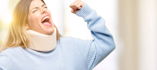 年轻受伤的女子戴着颈撑项圈高兴而兴奋地庆祝胜利 表达了巨大的成功 能量和积极的情绪 庆祝新工作快乐 — 图库照片