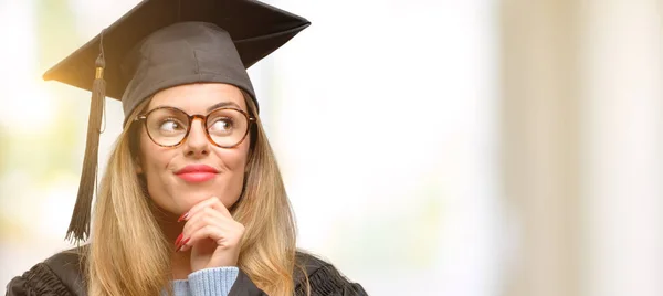 年轻女子大学研究生思考和寻找表达怀疑和疑惑 — 图库照片