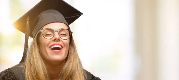 Joven Estudiante Universitaria Graduada Confiada Feliz Con Una Gran Sonrisa — Foto de Stock