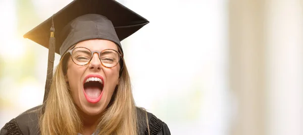 Młoda Kobieta Student Absolwent Uniwersytetu Stresujące Przerażony Panice Krzycząc Zdenerwowany — Zdjęcie stockowe