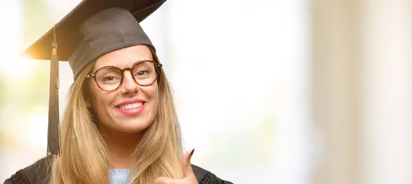 Mladá Žena University Postgraduální Student Usmívající Široce Ukazuje Palec Nahoru — Stock fotografie