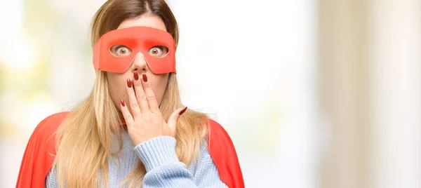 Junge Super Frau Bedeckt Schockiert Den Mund Sieht Schüchtern Aus — Stockfoto