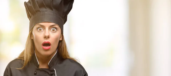 Jovem Cozinheira Assustada Choque Expressando Pânico Medo — Fotografia de Stock