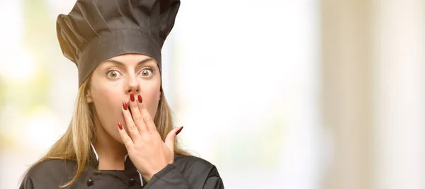 Jovem Cozinheira Cobre Boca Choque Parece Tímida Expressando Conceitos Silêncio — Fotografia de Stock