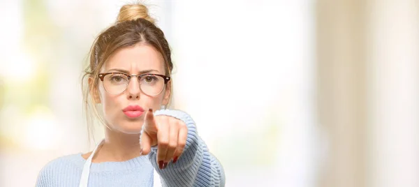 Giovane Donna Proprietaria Del Negozio Indossando Grembiule Che Punta Verso — Foto Stock