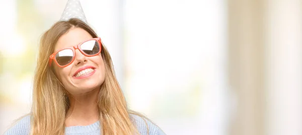 Jonge Vrouw Viert Verjaardag Zelfverzekerd Blij Met Een Grote Natuurlijke — Stockfoto