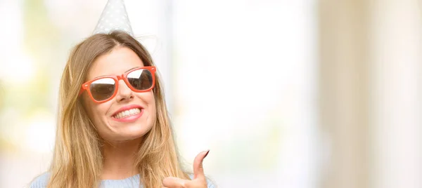 Mujer Joven Celebra Cumpleaños Sonriendo Ampliamente Mostrando Pulgares Hacia Arriba —  Fotos de Stock