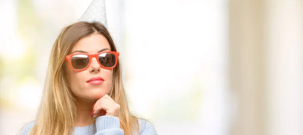 Mujer Joven Celebra Pensamiento Cumpleaños Mirando Hacia Arriba Expresando Dudas —  Fotos de Stock