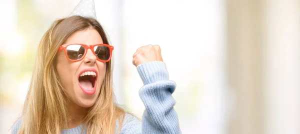 Jovem Celebra Aniversário Irritado Irritado Expressando Emoção Negativa Irritado Com — Fotografia de Stock