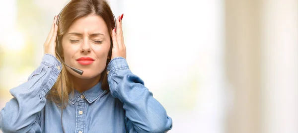 Konzultant Call Centrum Ženy Sluchátkách Pokrývající Uši Ignorovat Obtěžující Hluk — Stock fotografie
