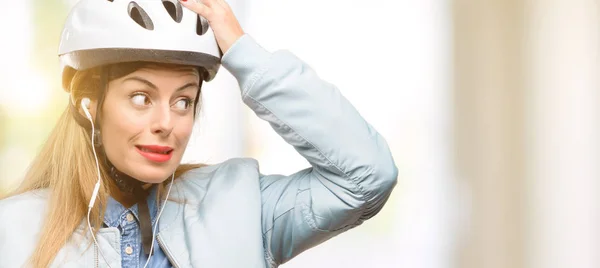 Mujer Joven Con Casco Bicicleta Auriculares Duda Expresión Confundir Concepto —  Fotos de Stock