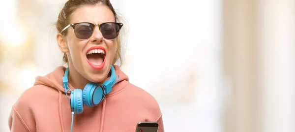 Mujer Deportiva Joven Con Auriculares Gafas Sol Pensando Mirando Hacia — Foto de Stock