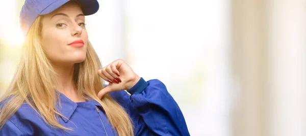 Jovem Encanador Mulher Orgulhoso Animado Arrogante Apontando Com Cara Vitória — Fotografia de Stock