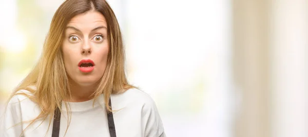 Shop Owner Woman Wearing Apron Scared Shock Expressing Panic Fear — Stock Photo, Image