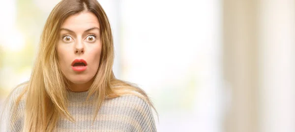 Young Beautiful Woman Scared Shock Expressing Panic Fear — Stock Photo, Image