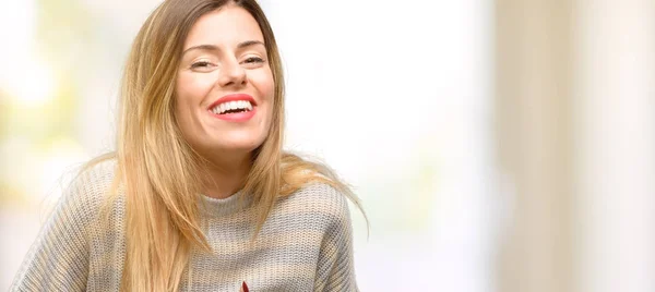 Giovane Bella Donna Fiduciosa Felice Con Grande Sorriso Naturale Ridere — Foto Stock