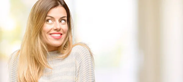 Jonge Mooie Vrouw Denken Omhoog Kijken Uiten Twijfel Verwondering — Stockfoto