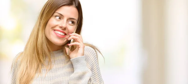 Joven Hermosa Mujer Feliz Hablando Con Teléfono Móvil Smartphone — Foto de Stock