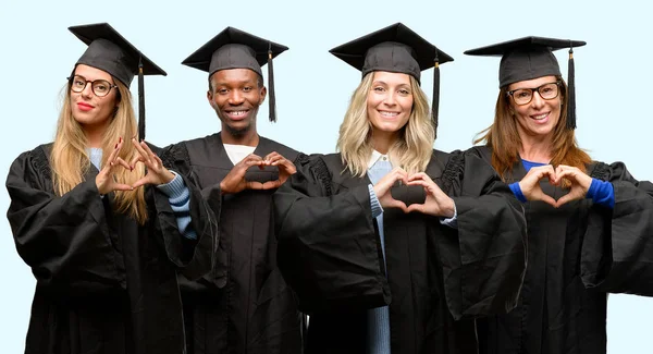 Onderwijs Concept Universiteit Afgestudeerde Vrouw Man Groep Gelukkig Weergegeven Liefde — Stockfoto