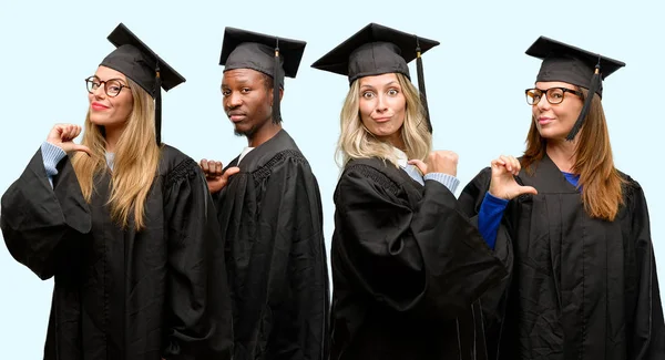 Onderwijs Concept Universiteit Afgestudeerde Vrouw Man Groep Trots Opgewonden Arrogant — Stockfoto