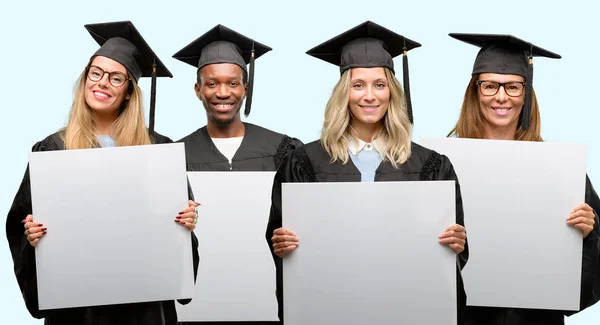 Onderwijs Concept Universiteit Afgestudeerde Vrouw Man Groep Holding Leeg Reclamebanner — Stockfoto