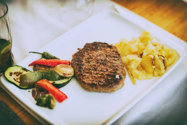 Angus Nötkött Kött Med Potatis Och Grönsaker — Stockfoto