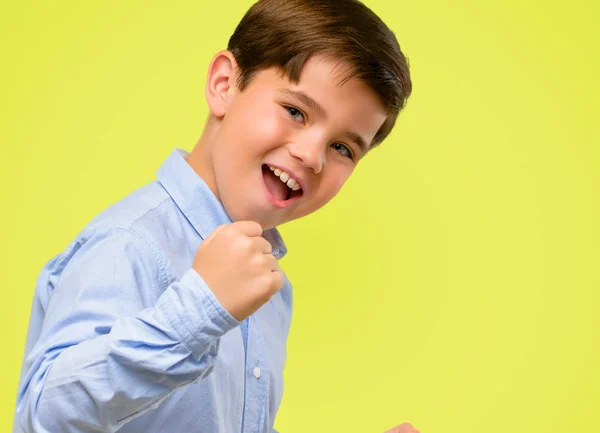 Bello Bambino Con Gli Occhi Verdi Felice Eccitato Che Celebra — Foto Stock