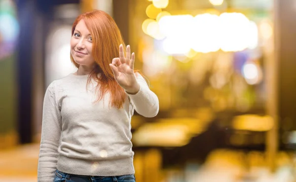 Mulher Ruiva Jovem Bonita Fazendo Assinar Com Mão Aprovar Gesto — Fotografia de Stock