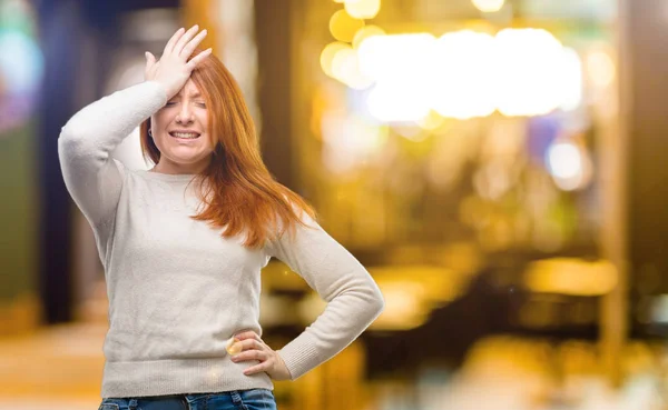 美しい若い赤毛の女性恐怖 不安とパニックのジェスチャー 夜圧倒を表現する神経 — ストック写真